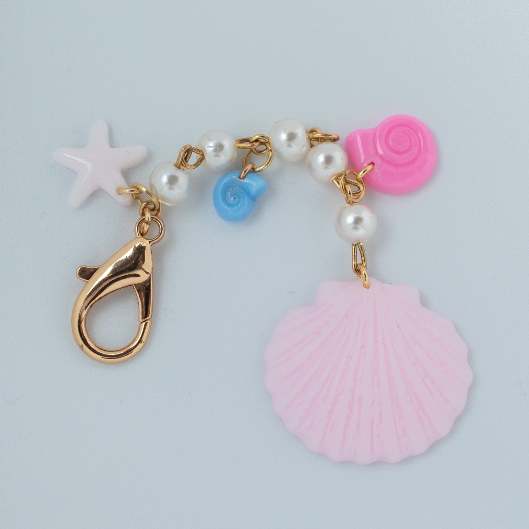 Pink clamshell keychain with pearls and ocean charms